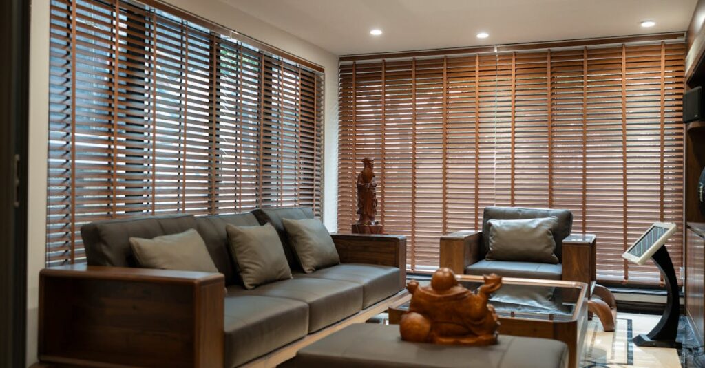 アイリスオーヤマの木目調EVA防音マットをリビングに敷いた使用イメージ。トランポリンの下で静音効果を発揮している様子