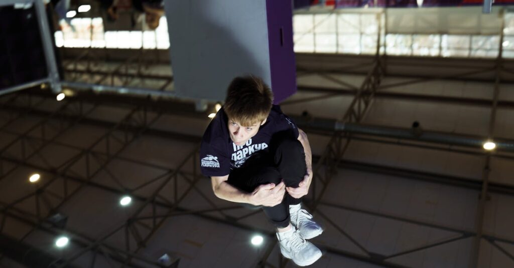 初心者でも安全に始められるトランポリンダイエットの様子。低めのジャンプでフォームに慣れる。