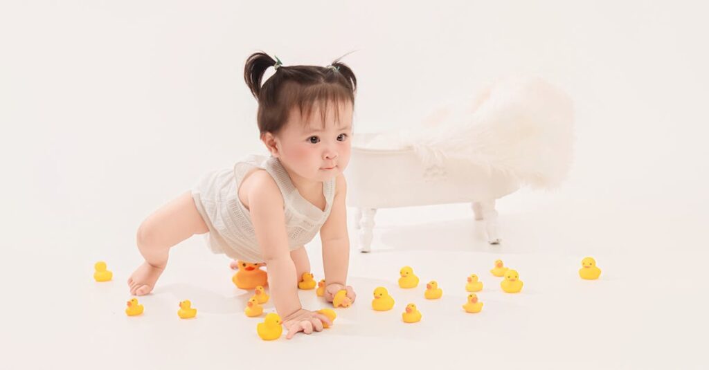 リトルジャンパーの手すり付きトランポリンを園児が使い、保育士が安全に見守っている様子