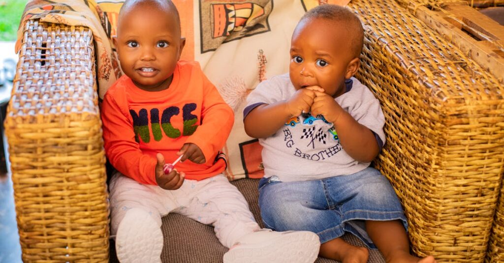 家族みんなで使える大型のトランポリン。親子で一緒に運動を楽しんでいるシーンを描いた画像。