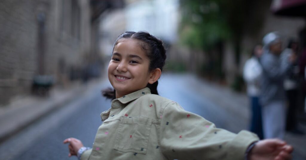 トランポリンで笑顔いっぱいに遊ぶ子どもたちの様子