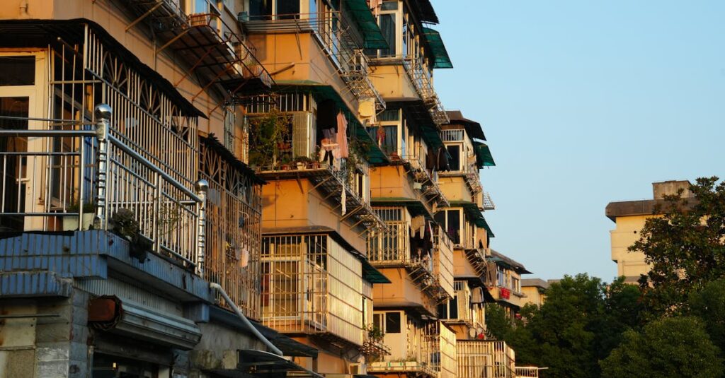 賃貸住宅の室内で防音対策されたトランポリンが設置されている様子