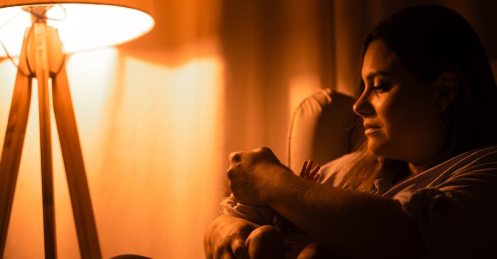 子どもがトランポリンで楽しく遊ぶ室内の静かな環境