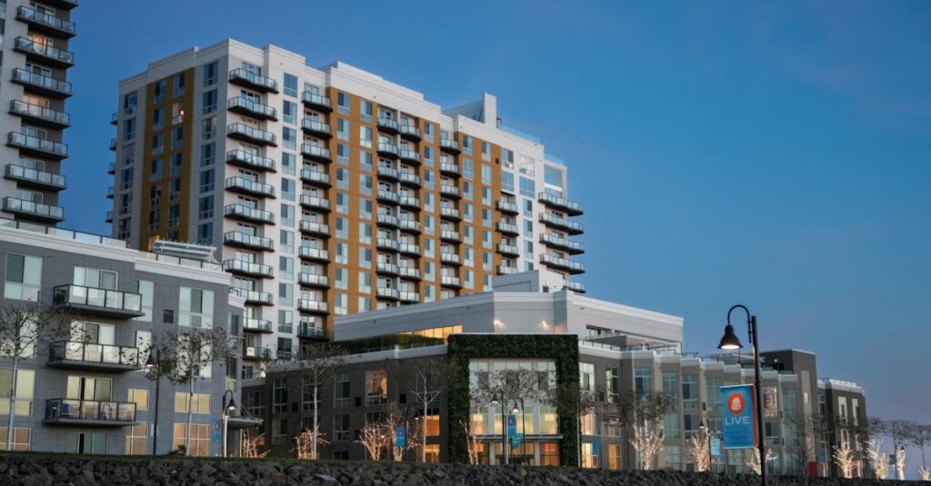 階下への振動トラブルを防ぐために防音対策を行う家族