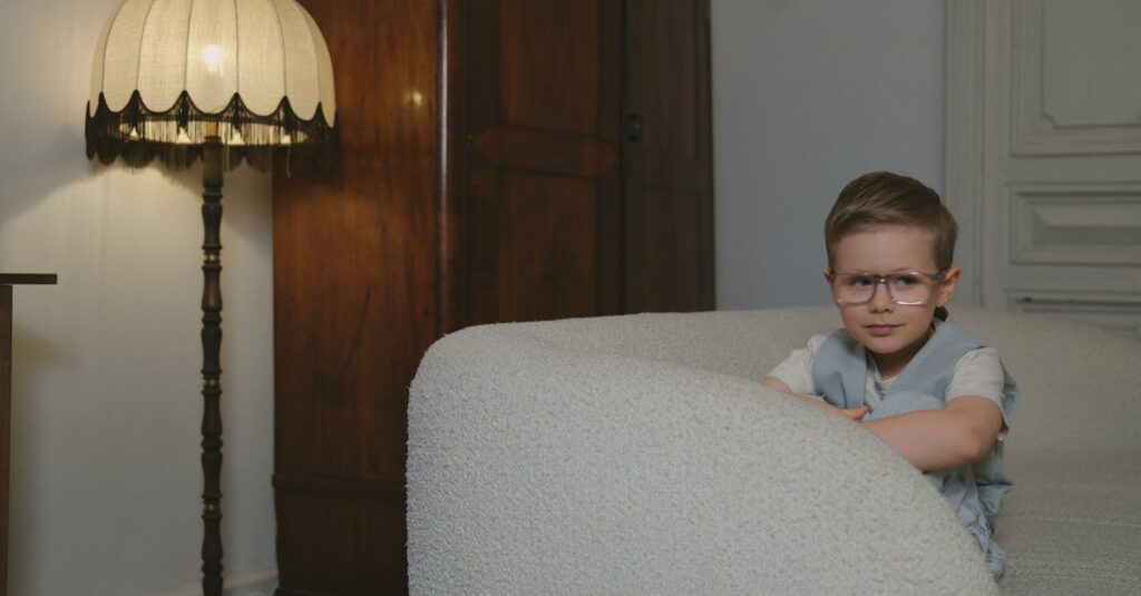 保育園で人気のトランポリン遊びの様子。子どもの発育支援として注目される一方、音対策が必須となっている。