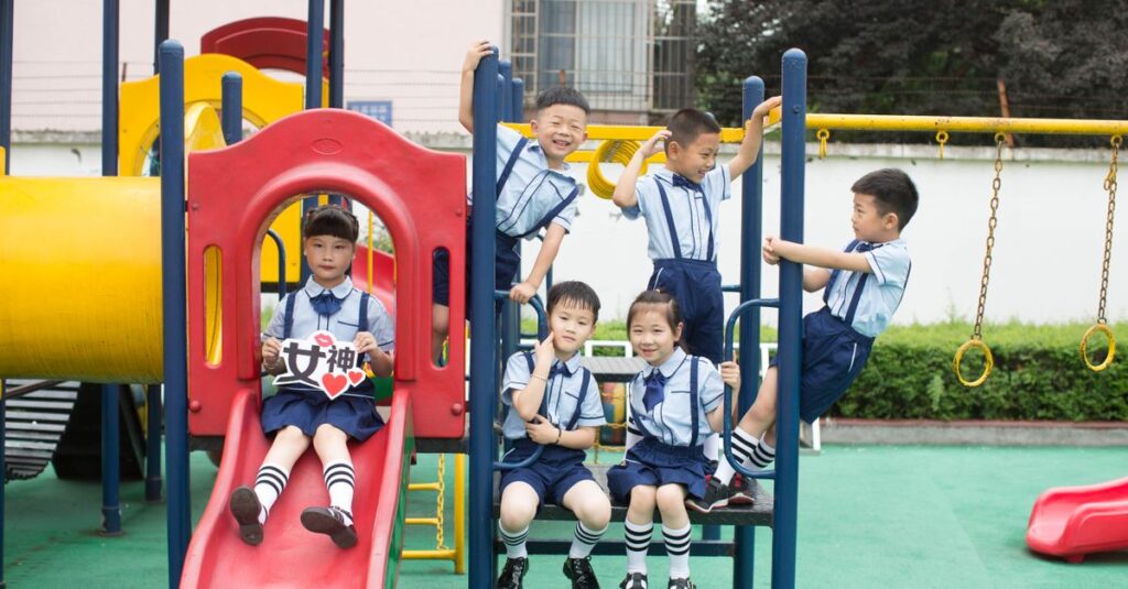 保育園の遊戯室で子どもたちが静音トランポリンで安全に遊ぶ様子のイメージ
