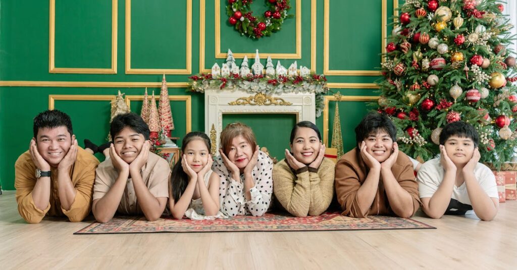 家族が防音マットを敷いたリビングでトランポリンを楽しみながら笑顔で過ごしている様子