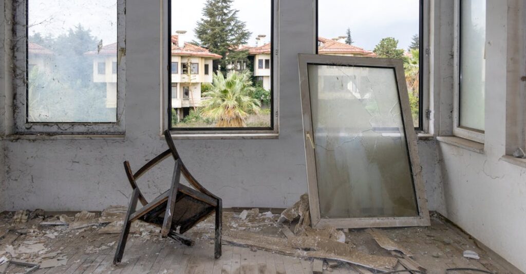 耐荷重100kgと書かれていたにもかかわらず破損したトランポリン。曲がったフレームや飛び出したバネが危険性を示している。