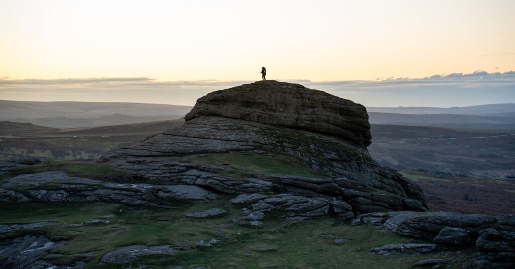 初めてのトランポリンスクール体験レッスンで指導を受ける子どもと大人の様子