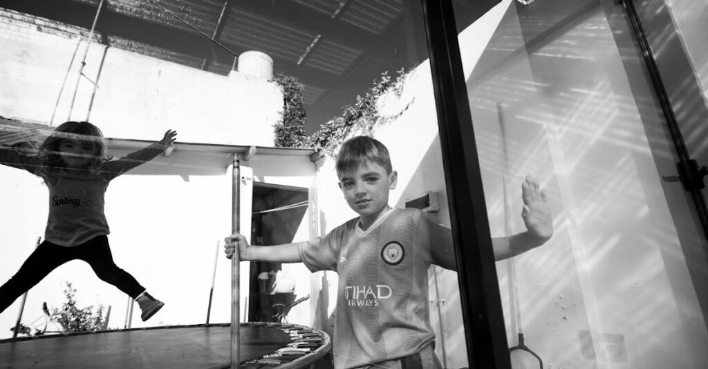 保育園の屋内と屋外に設置されたトランポリンを比較する様子