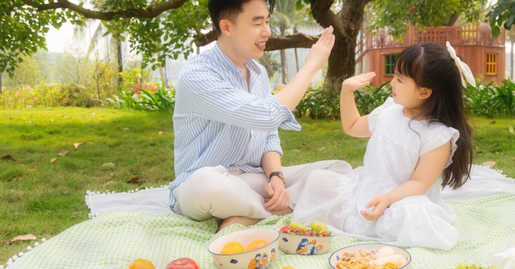 保育園で保護者が安心して見守る中、園児が安全にトランポリンで遊んでいる様子。