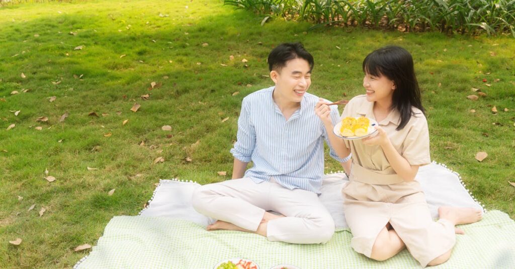 トランポリンで遊ぶ子どもたちの姿。保育園の室内または屋外で安全に遊ぶ様子。