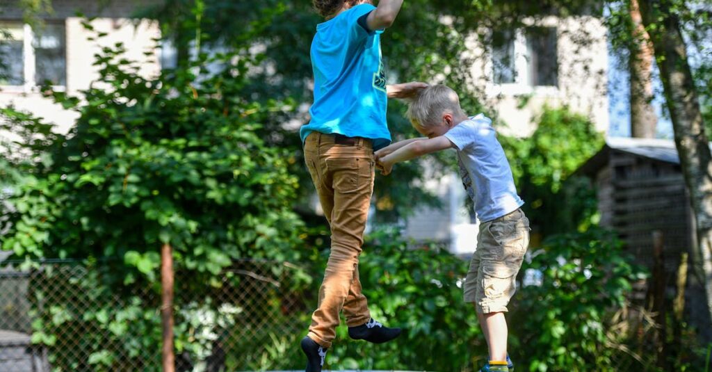 家庭で保護者が近くで見守りながら、子どもが安全にトランポリンで遊ぶ様子。