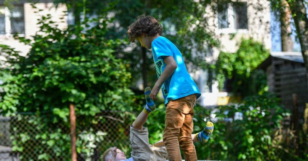 5歳以上の園児がトランポリンを使って運動プログラムに参加している様子。楽しみながら体力を養う保育園の一場面。