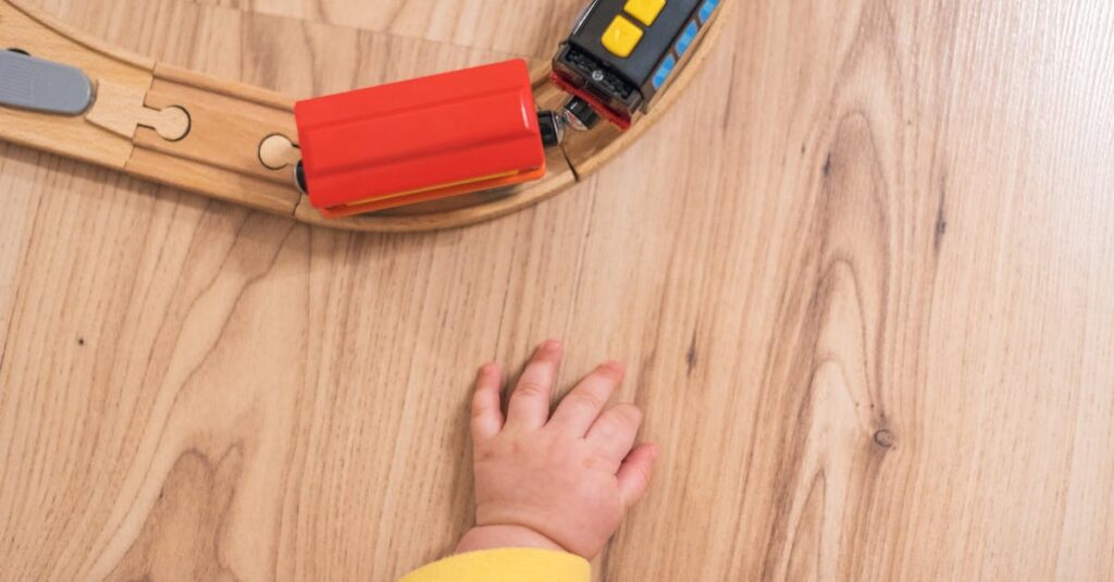 安全で清潔な環境の中、トランポリンを活用して体と心を育てる保育園の様子