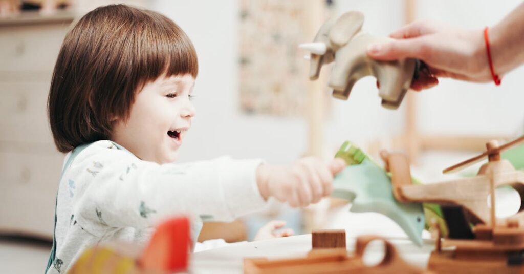 安全なトランポリンで笑顔いっぱいに遊ぶ保育園児と見守る保育士の幸せな瞬間