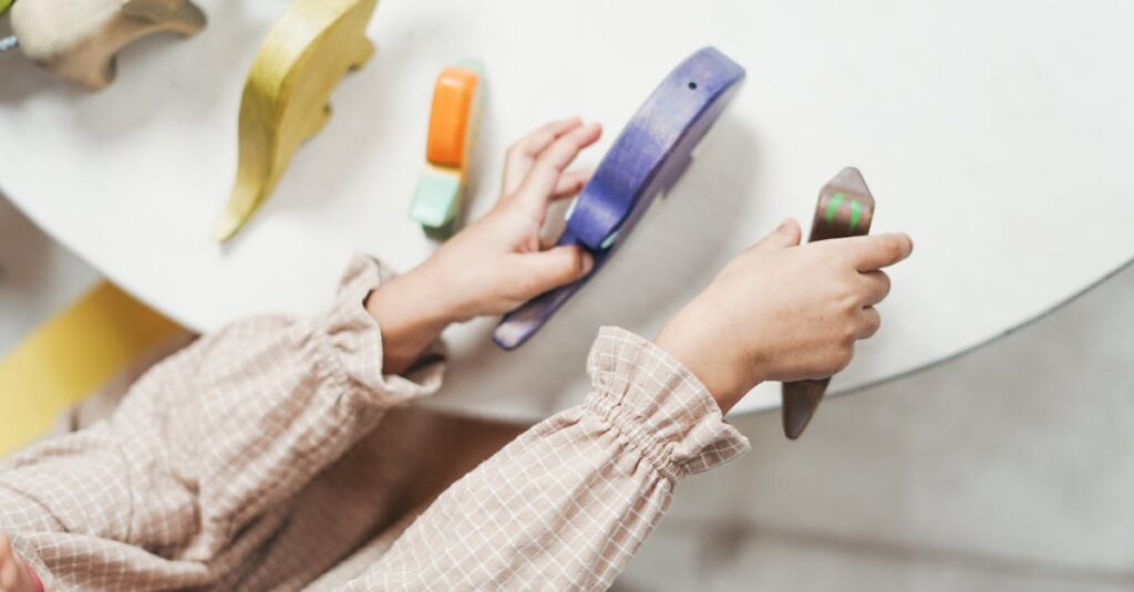 保育園のトランポリンで子どもたちが楽しそうに遊び、保育士が見守っている安全な環境