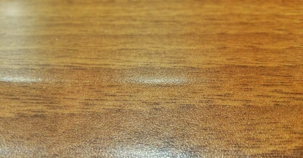 木目調の防音マットをリビングに設置し、家具や照明と調和させておしゃれに見せている室内