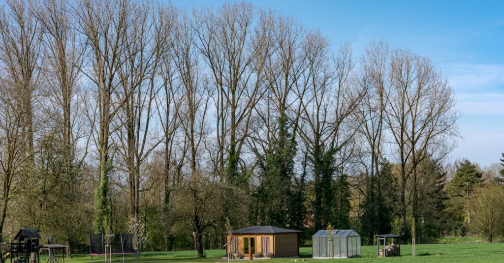 木造住宅の2階でトランポリンを使う際に防音マットを多層構造で設置し、階下への振動を分散している図