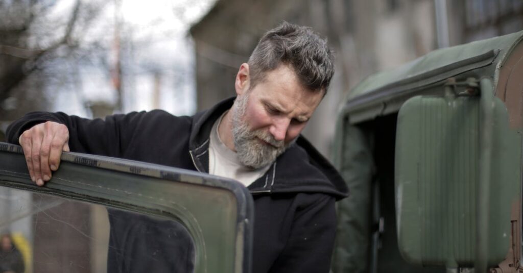 保育園の職員が保護者からの衛生質問に答えるためのFAQマニュアルを確認している様子