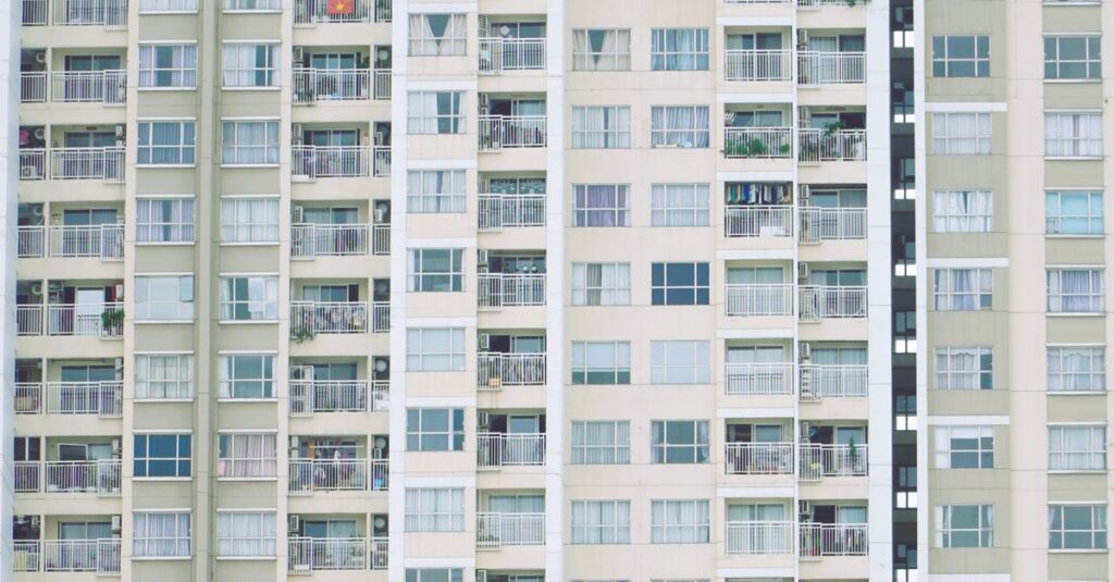 集合住宅でトランポリンの音に配慮し、下階の住人とコミュニケーションを取る家族の様子