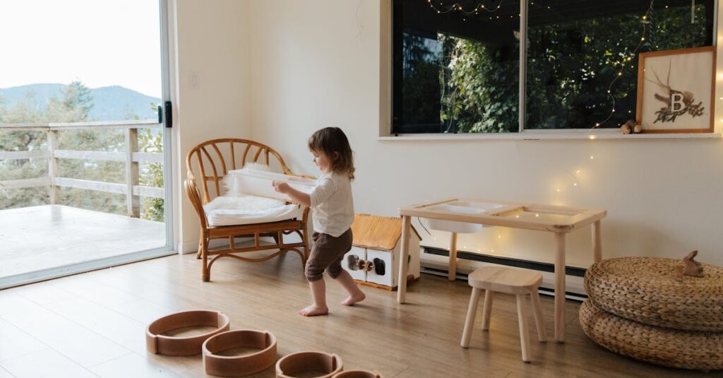 3〜4歳児が保育園の安全な環境でトランポリンを楽しんでいる様子。大人の見守りと安全マット付き。