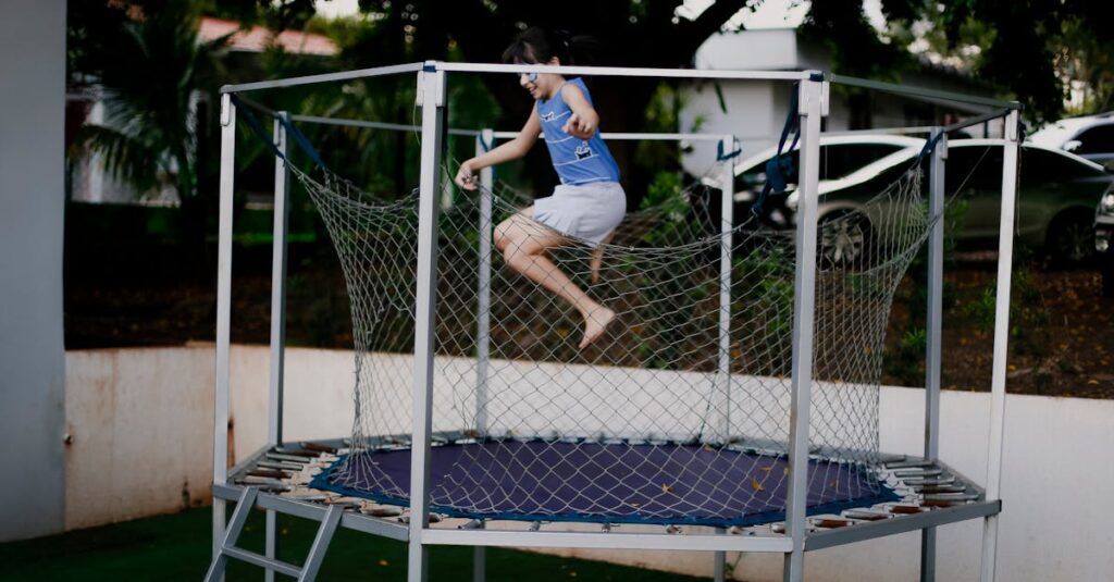 保育園で保護者が安心して見守る中、園児が安全にトランポリンで遊んでいる様子。