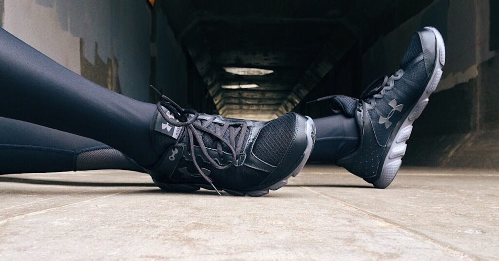 トランポリンダイエットに適した服装と靴下で運動している人の様子。快適かつ安全なスタイルを紹介する画像。