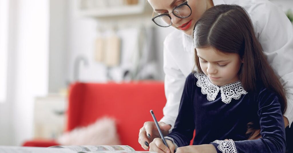 保育士が保護者にトランポリンの安全使用方法を説明している様子。園と家庭の連携の重要性を示す場面。