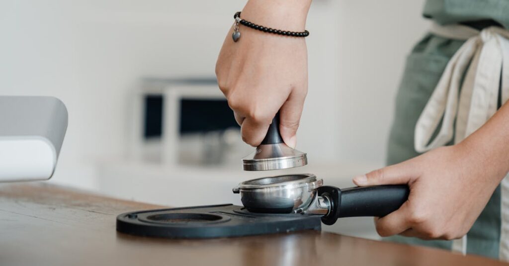 保育園の職員が保護者からの衛生質問に答えるためのFAQマニュアルを確認している様子