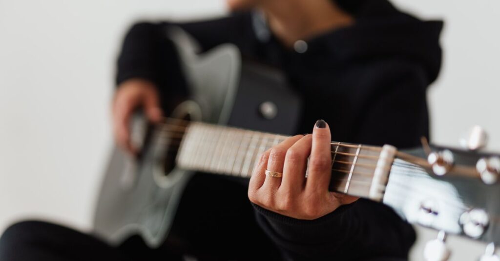 建築音響の専門家が床振動の本質を説明している様子