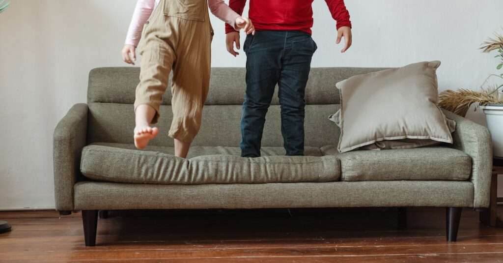 トランポリンでジャンプしながら楽しく運動する子どもの姿