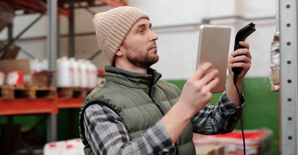 トランポリンダイエットの成果を記録してモチベーションを維持する女性。体型やサイズを定期的にチェックして継続。
