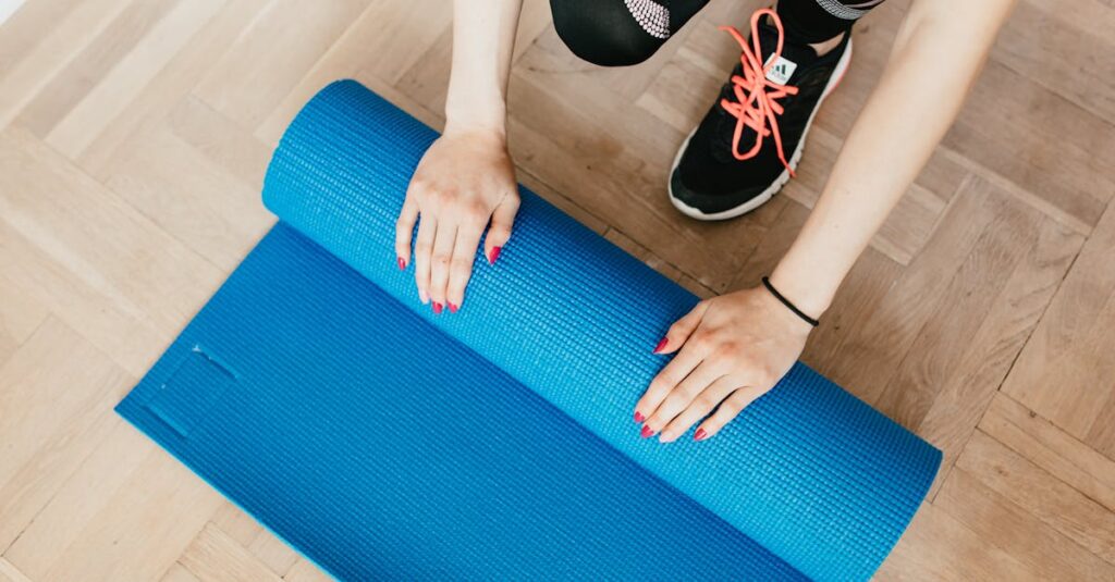 トランポリンダイエットで基本・ツイスト・ニーハイジャンプを行っている様子を説明する図解画像。