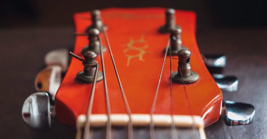 建築音響の専門家が床振動の本質を説明している様子