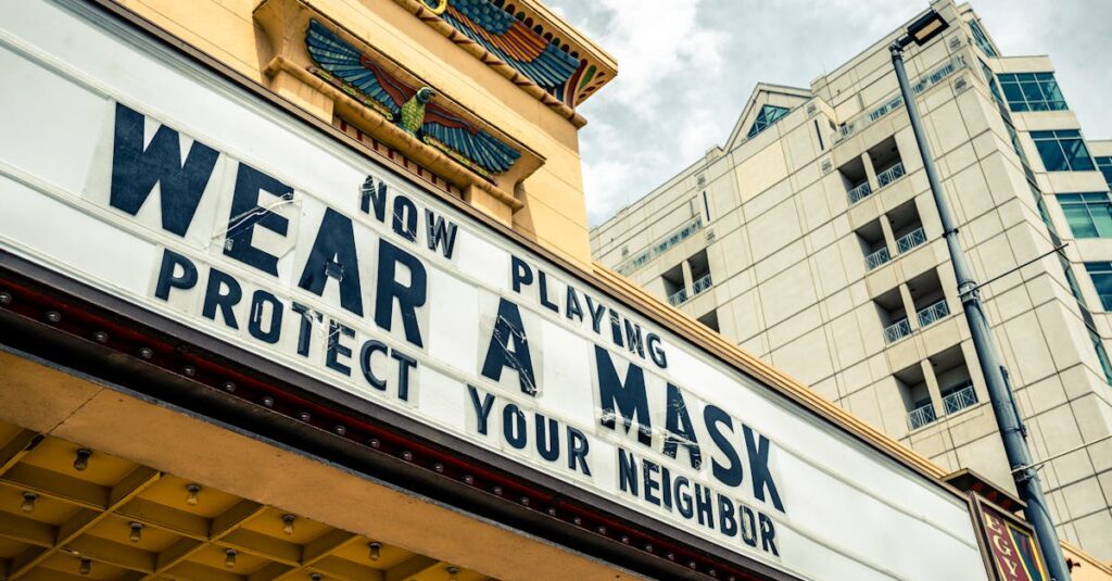 集合住宅でトランポリンの音に配慮し、下階の住人とコミュニケーションを取る家族の様子