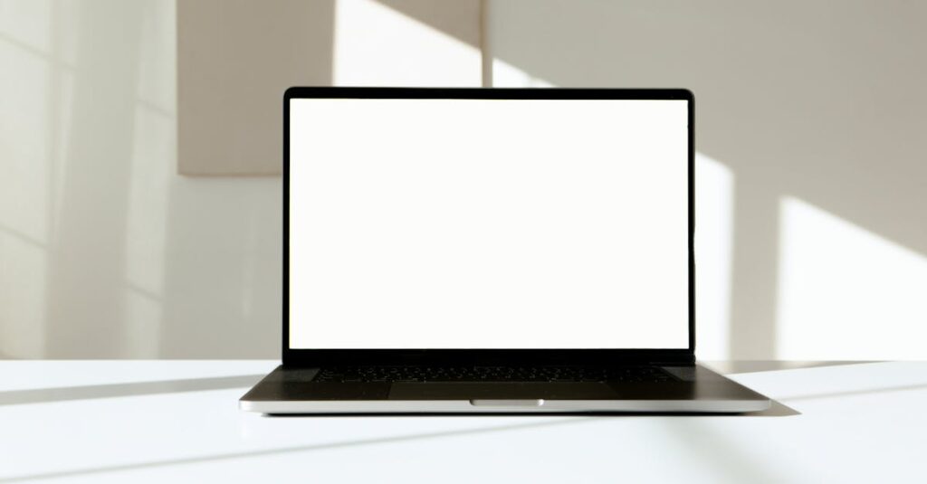 保育園でトランポリンと安全マットを導入して遊ぶ子どもたち