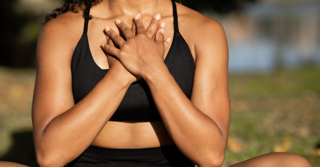 正しいフォームでトランポリンダイエットを行っている女性。膝を曲げて体幹を意識することが重要。