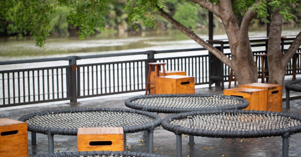 室内でトランポリン運動を楽しむ様子とスペース例