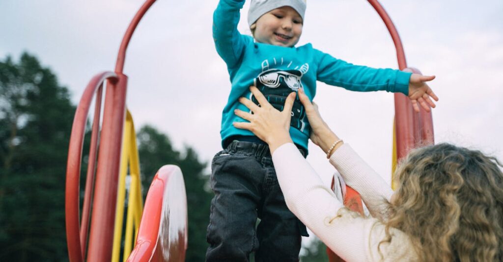 屋外で子どもが安全に遊べる大型トランポリン。保護ネットや衝撃吸収マットで安全対策がされている