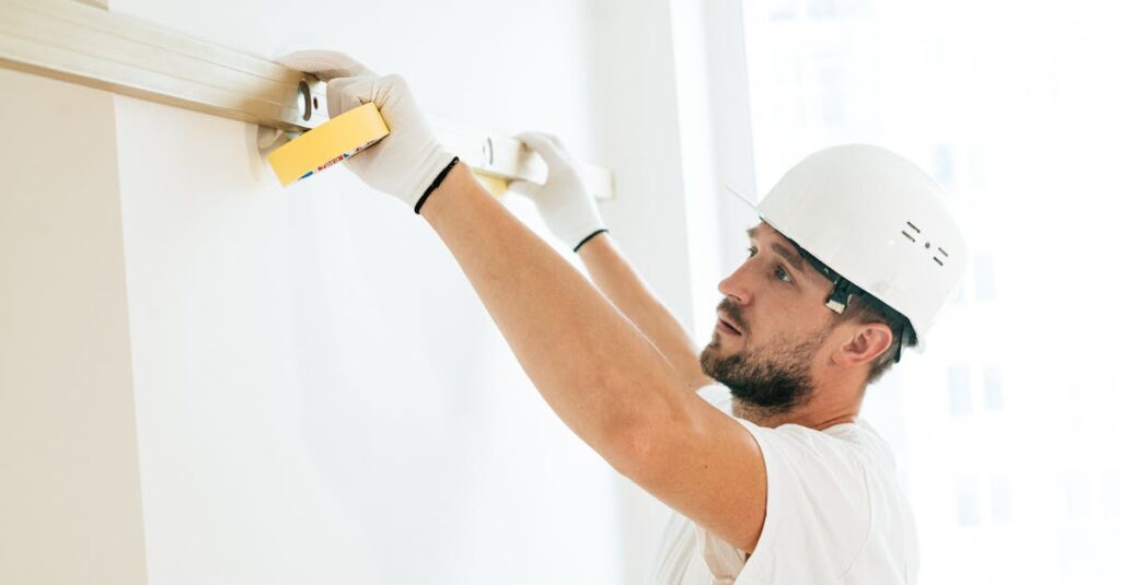 家庭でトランポリンにアンカーを設置しているDIY作業の様子