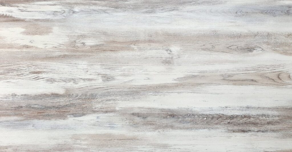 木目調の防音マットをリビングに設置し、家具や照明と調和させておしゃれに見せている室内