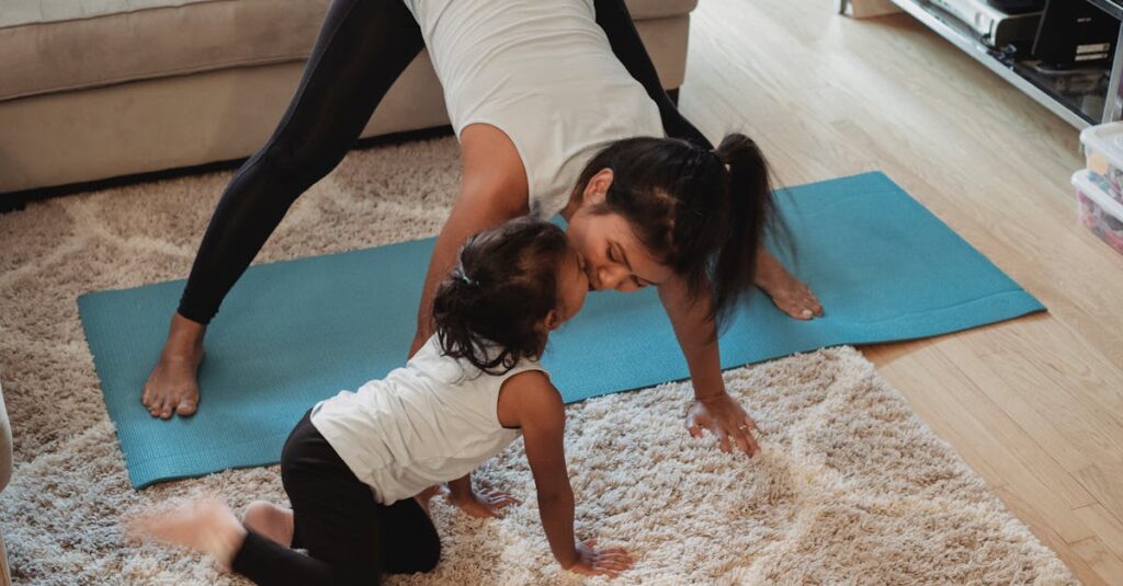 室内で子どもが安全にトランポリンとマットで遊んでいる様子