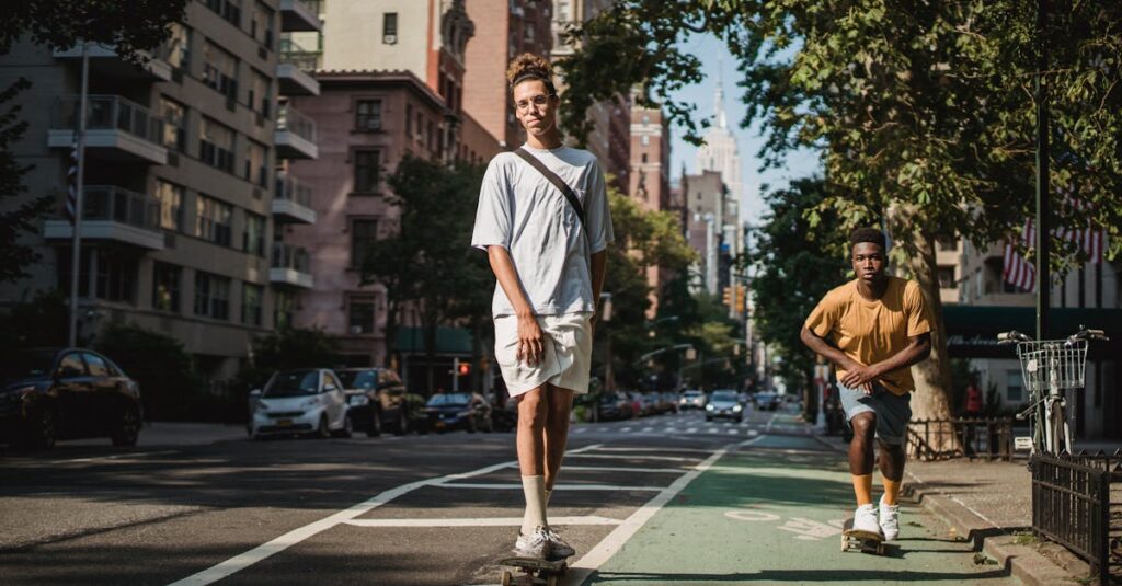 保育園で子どもがトランポリンを安全に遊ぶ様子。職員と保護者が協力して安全ルールを共有している環境。