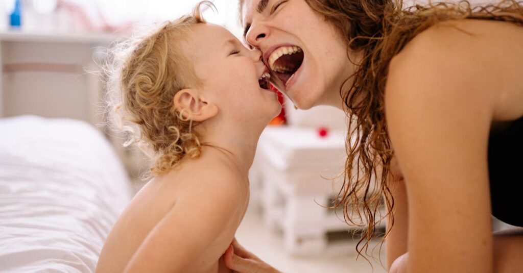 安全なトランポリンで笑顔いっぱいに遊ぶ保育園児と見守る保育士の幸せな瞬間