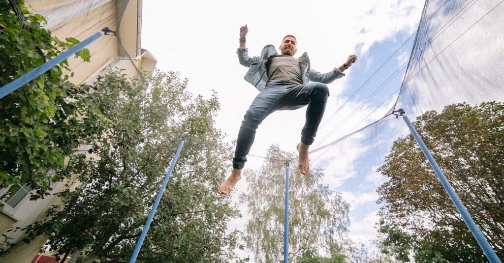 40代女性が楽しみながらトランポリンを続けている様子