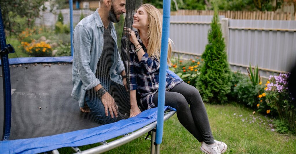 50代男性が健康維持のためにトランポリンを続ける様子