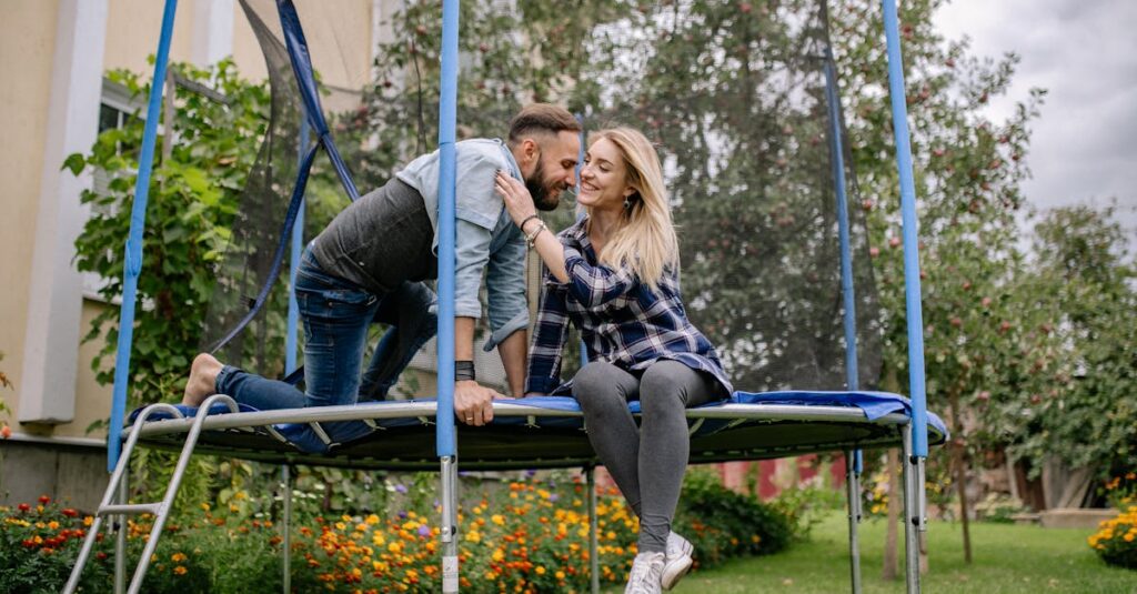 初めてのトランポリンスクール体験で楽しそうに跳ねる子どもと大人の表情