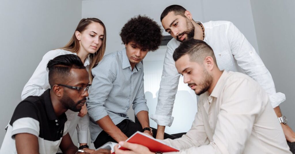 保育士チームが清掃状況を話し合うミーティングの様子。ホワイトボードに清掃チェックリストが貼られている