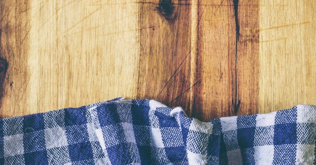 ニトリの木目調ジョイント防音マットをリビングに設置した写真。トランポリンの下にぴったり敷かれている